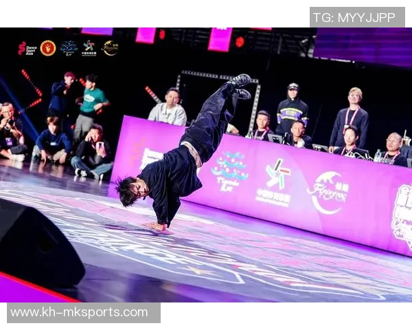 实时新闻全国街舞大赛点评重庆街舞队展现出色状态与精彩表现